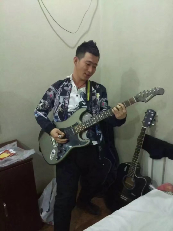 小吉他的第一张照片--梅州相亲服务中心