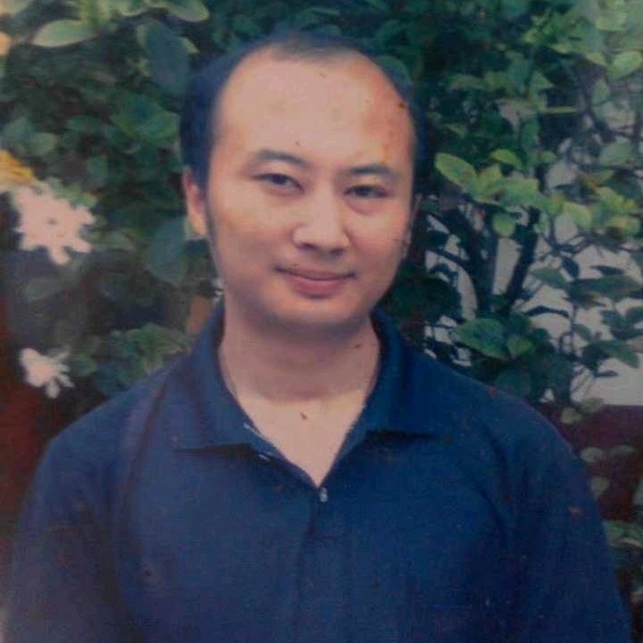 石峰里的生命的第一张照片--梅州相亲服务中心