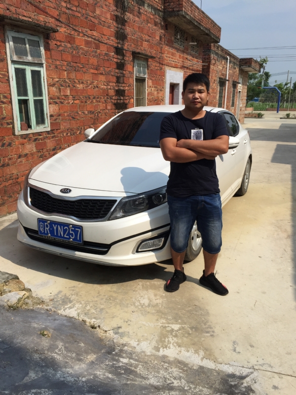 独坐街头的第三张照片--梅州相亲服务中心