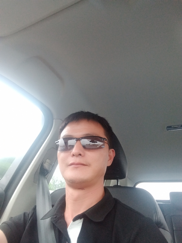 孤独的男人的第二张照片--梅州相亲服务中心