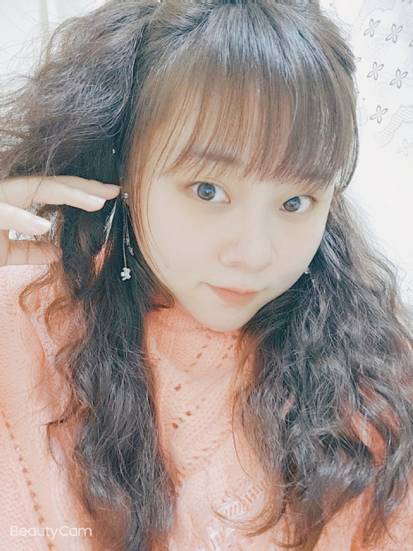 艾薇儿的第一张照片--梅州相亲服务中心