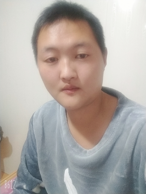 烟圈里透着伤的第二张照片--梅州相亲服务中心