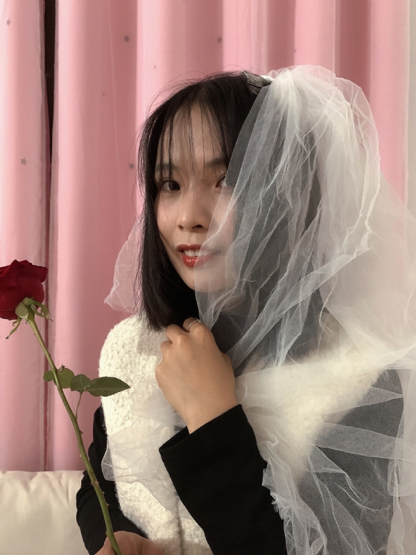 持紫菜包饭的女孩的第一张照片--梅州相亲服务中心