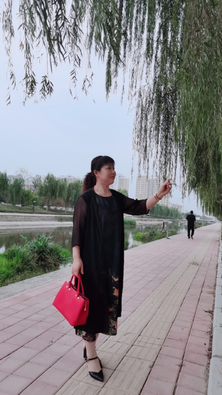 周本玲的第一张照片--梅州相亲服务中心