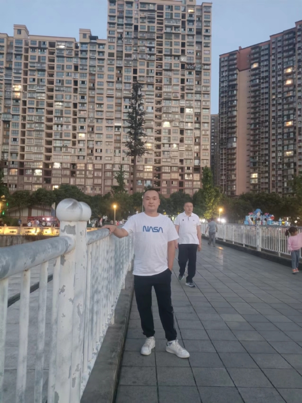 寂寞的男人的第一张照片--梅州相亲服务中心