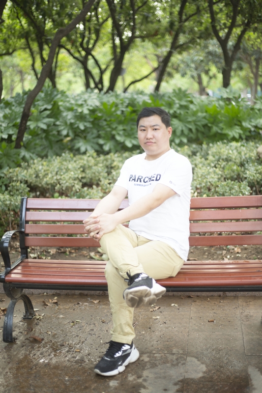 抱着鱼睡觉的猫的第一张照片--梅州相亲服务中心